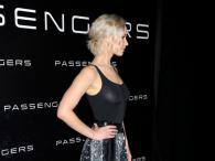 Jennifer Lawrence odważnie pręży biust